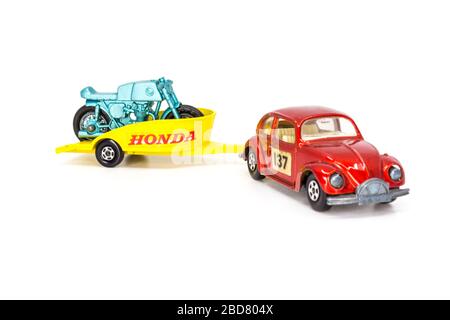 Lesney Produkte Matchbox Spielzeugauto 1-75 Serie Nr.15 Volkswagen 1500 Limousine mit Honda Motorrad Anhänger Stockfoto