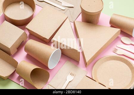 Isometrische Ansicht zu umweltfreundlichen Inhalten. Viele Kisten. Nahaufnahme, hoher Winkel. Stockfoto