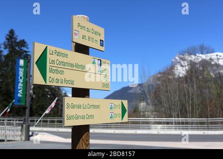 Panneau de randonnée : Pont du Diable, La Patinoire, Les Contamines-Montjoie, Montivon, Col de la Forclaz, Saint-Gervais La Comtesse, Saint-Gervais. Stockfoto