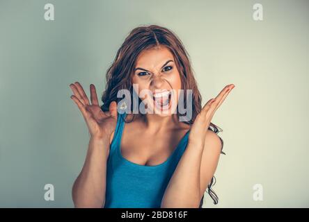 Naht sehr wütende Frau, die in Horror schreit, grimace Porträt. Betonte frustrierte junge Frau mit Nervenzusammenbruch isoliert grünen Hintergrund. Ne Stockfoto