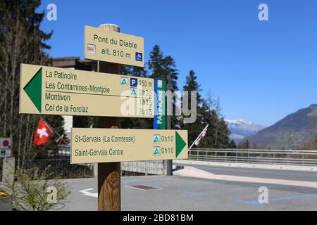 Panneau de randonnée : Pont du Diable, La Patinoire, Les Contamines-Montjoie, Montivon, Col de la Forclaz, Saint-Gervais La Comtesse, Saint-Gervais. Stockfoto