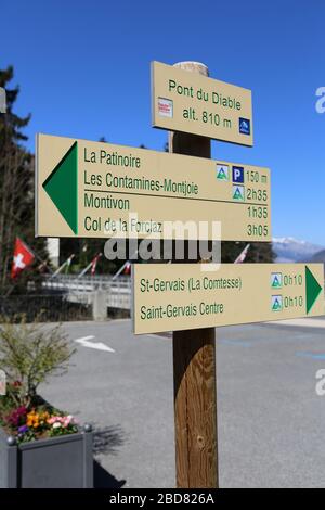 Panneau de randonnée : Pont du Diable, La Patinoire, Les Contamines-Montjoie, Montivon, Col de la Forclaz, Saint-Gervais La Comtesse, Saint-Gervais. Stockfoto