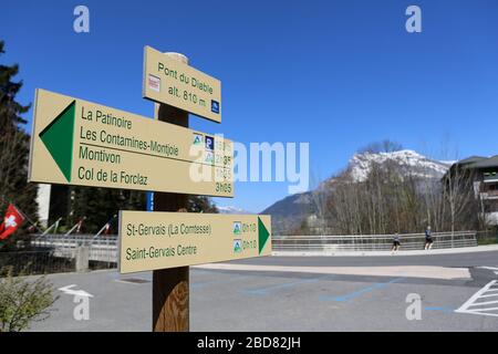 Panneau de randonnée : Pont du Diable, La Patinoire, Les Contamines-Montjoie, Montivon, Col de la Forclaz, Saint-Gervais La Comtesse, Saint-Gervais. Stockfoto