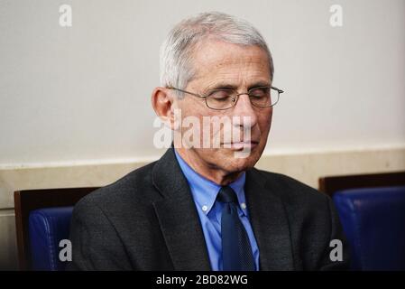 Washington, Vereinigte Staaten. April 2020. Dr. Anthony Fauci, Der Direktor des National Institute of Allergy and Infectious Diseases wartet darauf, dass US-Präsident Donald J. Trump von Mitgliedern der Coronavirus Task Force für Bemerkungen zur COVID-19-Pandemie im James S. Brady Press Briefing Room des Weißen Hauses in Washington, DC am Dienstag, 6. April 2020. Foto von Jim Lo Scalzo/UPI Credit: UPI/Alamy Live News Stockfoto