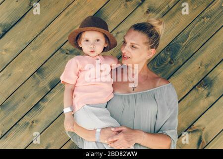 Emotion Portrait Großmutter und seine Enkelin im ländlichen Stil Musselin Clothers auf grünem Holzhintergrund. Familienkonzept. Stockfoto
