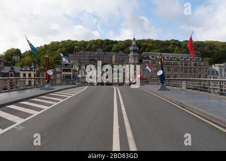 Dinant/Belgien - 10. Oktober 2019: Schöne Stadt Dinant mit Kirche und Brücke und berühmt für Sax Stockfoto