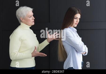 Ältere Mutter und Tochter nach Streit, Seitenansicht Stockfoto