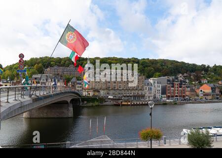 Dinant/Belgien - 10. Oktober 2019: Schöne Stadt Dinant mit Kirche und Brücke und berühmt für Sax Stockfoto