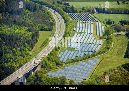 , solarpark Stockhausen an der Autobahn A46, 13.05.2015, Luftbild, Deutschland, Nordrhein-Westfalen, Sauerland, Meschede Stockfoto