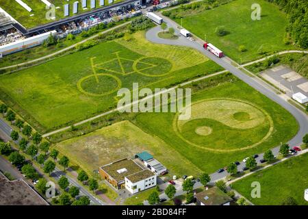 , Wiese mit vermähltem Fahrrad und Yang-Charakter, 11.05.2015, Luftbild, Deutschland, Nordrhein-Westfalen, Ruhrgebiet, Hamm Stockfoto