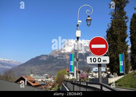 Panneau de signalisation routière: Stationnement interdit. 100 m. Aiguilles de Warens. Alpen françaises. Saint-Gervais-les-Bains. Die Französische Region Der Haute Savoie Stockfoto