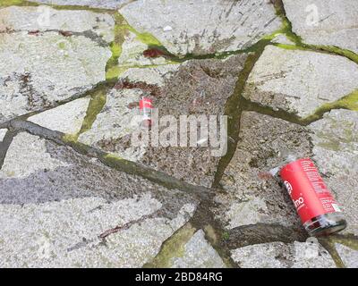 Zerbrochene Glasflasche auf Steinboden, Deutschland Stockfoto
