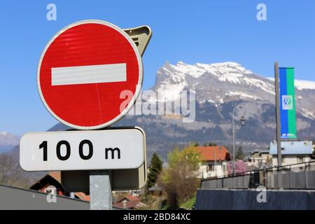 Panneau de signalisation routière: Stationnement interdit. 100 m. Aiguilles de Warens. Alpen françaises. Saint-Gervais-les-Bains. Die Französische Region Der Haute Savoie. Stockfoto