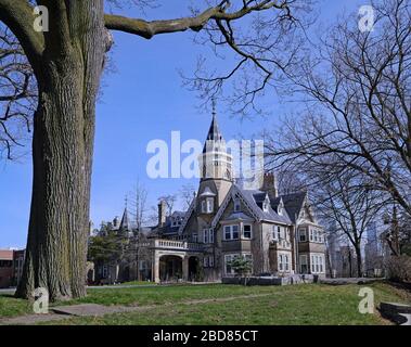 TORONTO - APRIL 2020: Das 1860 erbaute Oaklands Mansion, das heute vom de La Salle College, einer privaten katholischen Highschool, genutzt wird. Stockfoto