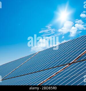 Sonnenkollektoren mit blauem sonnigen Himmel, Deutschland, Bayern Stockfoto