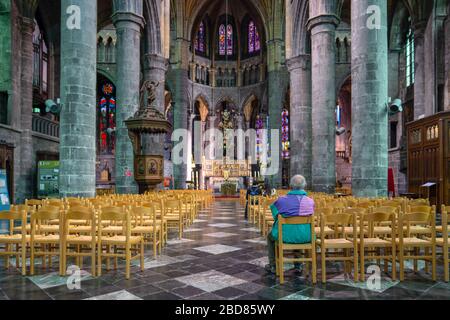 Dinant/Belgien - 10. Oktober 2019: Rückansicht eines in der Kirche sitzenden Mannes Stockfoto