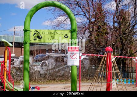 Spielplatz für Kinder mit Warnschild COVID 19 in Montreal geschlossen Stockfoto