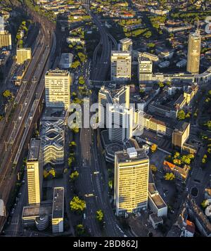 Hochhausensemble am Hauptbahnhof Essen mit Neubau des Schenker-Hauptsitzes und den Türmen von Postbank und RWE, 02.10.2015, Luftaufnahme, Deutschland, Nordrhein-Westfalen, Ruhrgebiet, Essen Stockfoto