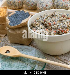 Do-it-yourself Vogelfettkugeln, Schritt 1: Zutaten: Fettreiche Nahrung, Mohn, Hirseamen Stockfoto