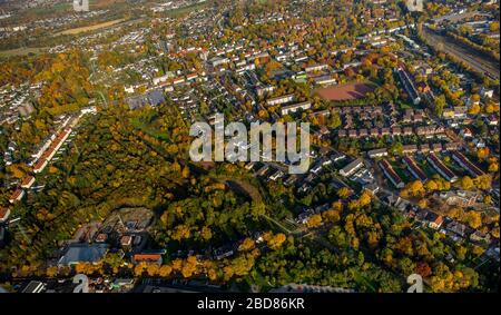 Wohngebiet rund um einen Sportplatz und Park in Brauck im Herbst, 26.10.2015, Luftbild, Deutschland, Nordrhein-Westfalen, Ruhrgebiet, Gladbeck Stockfoto