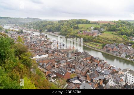 Dinant/Belgien - 10. Oktober 2019: Schöne Stadt Dinant mit Kirche und Brücke und berühmt für Sax Stockfoto