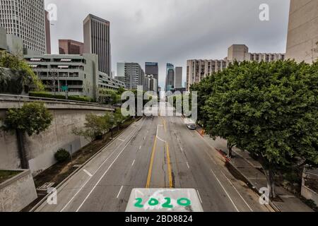 Los Angeles, USA. April 2020. Der Verkehr in der Innenstadt ist noch immer sehr leicht, da es von den städtischen Behörden zu Hause zu "ruhig" bestellt wurde. 07.04.2020 Downtown, Los Angeles, CA USA (Foto von Ted Soqui/SIPA USA) Credit: SIPA USA/Alamy Live News Stockfoto