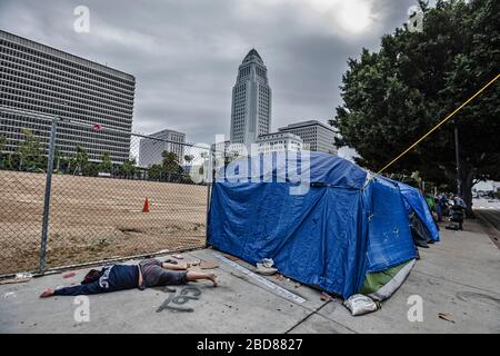 Los Angeles, USA. April 2020. Ein Obdachlosenlager vor der Los Angeles City Hall. Obdachlose sind am meisten gefährdet, an dem Covid19-Virus zu erkranken und zu verbreiten. Vielen Obdachlosen fehlen sanitäre Einrichtungen, mentale Heideunterstützung und soziale Distanzierung von Wohnräumen. 07.04.2020 Los Angeles, CA USA (Foto von Ted Soqui/SIPA USA) Credit: SIPA USA/Alamy Live News Stockfoto
