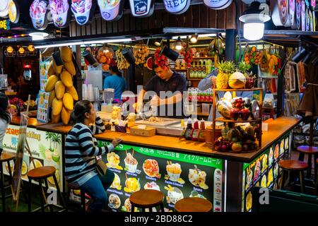 Bild des Nachtlebens in und in der Nähe der Pub Street, Siem Reap, Kambodscha. Stockfoto