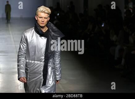 KIEW, UKRAINE - 4. FEBRUAR 2019: Modell präsentiert eine Kreation der Designerin SONYA MONINA während der 44. Ukrainischen Fashion Week Saison Herbst/Winter 2019/20 im Mystetskyi Arsenal in Kiew, Ukraine Stockfoto