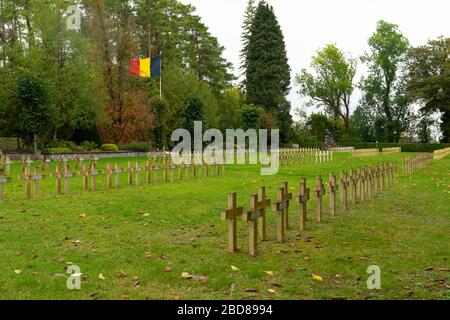 Dinant/Belgien - 10. Oktober 2019: Soldatenfriedhof auf grünem Gras Stockfoto