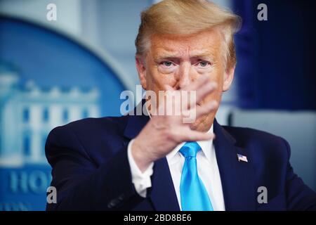 Washington, DC, USA. April 2020. Präsident der Vereinigten Staaten Donald J. Trump, Mitglied der Coronavirus Task Force, gibt im James S. Brady Press Briefing Room des Weißen Hauses in Washington, DC, USA, 07. April 2020 Bemerkungen zur COVID-19-Pandemie ab.Credit: Jim LoScalzo/Pool über CNP Usage Worldwide Credit: Dpa/Alamy Live News Stockfoto