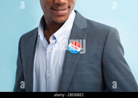 Mann, der die Wahltaste für die Präsidentschaftswahl 2020 einstellt Stockfoto