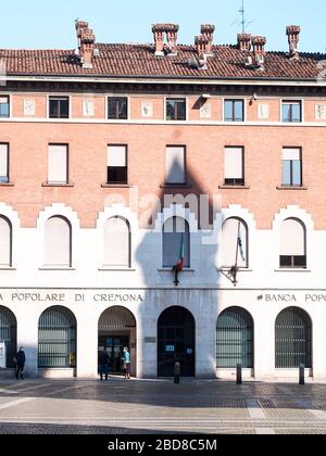 Unidentifizierte wenige Menschen in leeren Straßen im Jahr 2020 sperren sich und Ausbruch in Cremona, Italien unter Quarantäne Stockfoto