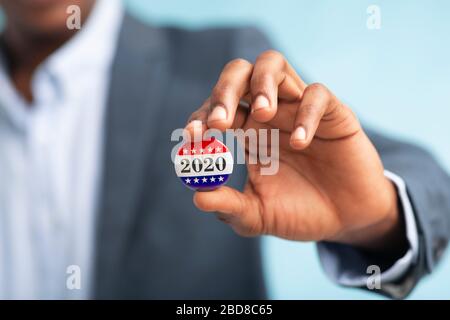 Afrikanischer Geschäftsmann hält Wahltaste für Präsidentschaftswahl 2020 Stockfoto