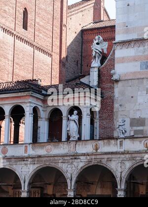 Unidentifizierte wenige Menschen in leeren Straßen im Jahr 2020 sperren sich und Ausbruch in Cremona, Italien unter Quarantäne Stockfoto