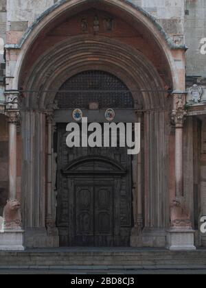 Unidentifizierte wenige Menschen in leeren Straßen im Jahr 2020 sperren sich und Ausbruch in Cremona, Italien unter Quarantäne Stockfoto
