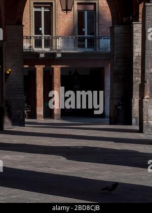 Unidentifizierte wenige Menschen in leeren Straßen im Jahr 2020 sperren sich und Ausbruch in Cremona, Italien unter Quarantäne Stockfoto