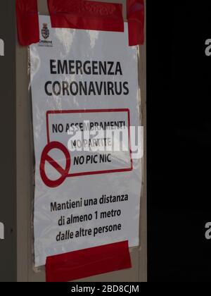 Unidentifizierte wenige Menschen in leeren Straßen im Jahr 2020 sperren sich und Ausbruch in Cremona, Italien unter Quarantäne Stockfoto