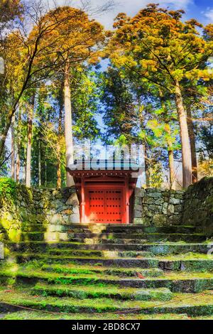 In der Nähe des roten Tores durch Steinmauer im Dorf Ohara, Japan. Stockfoto