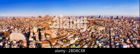 An einem sonnigen Tag sollten Sie Tokio im erhöhten Luftpanorama von Shimo-Kitazawa nach Shinjuky, Shibuya und Tokyo CBD grüßen. Stockfoto