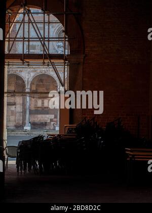 Unidentifizierte wenige Menschen in leeren Straßen im Jahr 2020 sperren sich und Ausbruch in Cremona, Italien unter Quarantäne Stockfoto