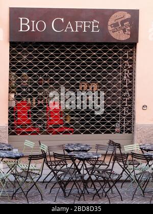 Nicht identifizierte wenige Menschen in leeren Straßen während der Sperrung und Ausbruch 2020 in Cremona, Italien unter Quarantäne. Geschlossene kleine Geschäfte. Stockfoto