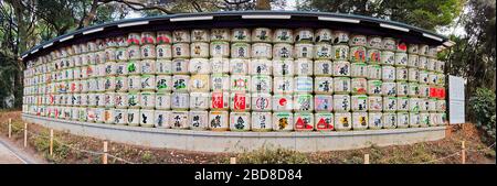 Fass of Sake (Nihonshu), die dem Meiji-Schrein in Tokio gespendet wurden - eine Wand aus Fässern im weiten Panorama. Stockfoto