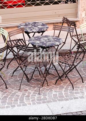 Nicht identifizierte wenige Menschen in leeren Straßen während der Sperrung und Ausbruch 2020 in Cremona, Italien unter Quarantäne. Geschlossene kleine Geschäfte. Stockfoto