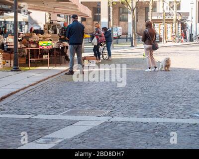 Unidentifizierte wenige Menschen in leeren Straßen im Jahr 2020 sperren sich und Ausbruch in Cremona, Italien unter Quarantäne Stockfoto