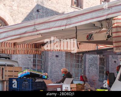 Unidentifizierte wenige Menschen in leeren Straßen im Jahr 2020 sperren sich und Ausbruch in Cremona, Italien unter Quarantäne Stockfoto