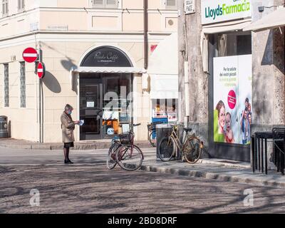 Unidentifizierte wenige Menschen in leeren Straßen im Jahr 2020 sperren sich und Ausbruch in Cremona, Italien unter Quarantäne Stockfoto