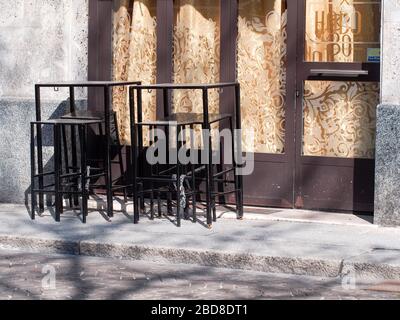 Nicht identifizierte wenige Menschen in leeren Straßen während der Sperrung und Ausbruch 2020 in Cremona, Italien unter Quarantäne. Geschlossene kleine Geschäfte. Stockfoto
