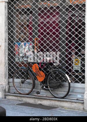Nicht identifizierte wenige Menschen in leeren Straßen während der Sperrung und Ausbruch 2020 in Cremona, Italien unter Quarantäne. Geschlossene kleine Geschäfte. Stockfoto