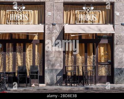 Nicht identifizierte wenige Menschen in leeren Straßen während der Sperrung und Ausbruch 2020 in Cremona, Italien unter Quarantäne. Geschlossene kleine Geschäfte. Stockfoto
